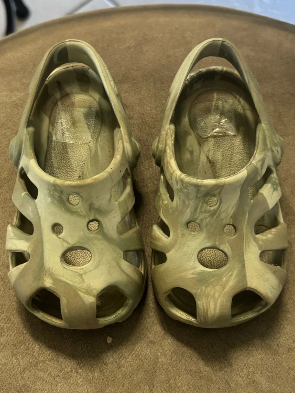 Size 5 Baby Deer camouflage slip on waterproof breathable Clog.  In EUC!